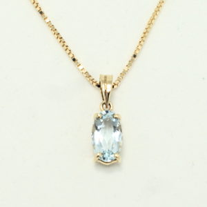 Yellow gold oval aquamarine solitare necklace.