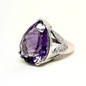 14kt white gold ring with 15.48 ct amethyst