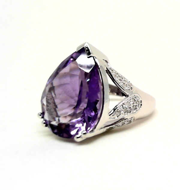 14kt white gold ring with 15.48 ct amethyst