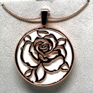 Lux Vue rose necklace